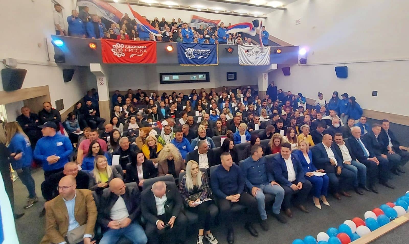 UJEDINJENA SRPSKA OBARA REKORDE Najveći skup u istoriji Kulturnog centra, mnogi su ostali napolju (FOTO)