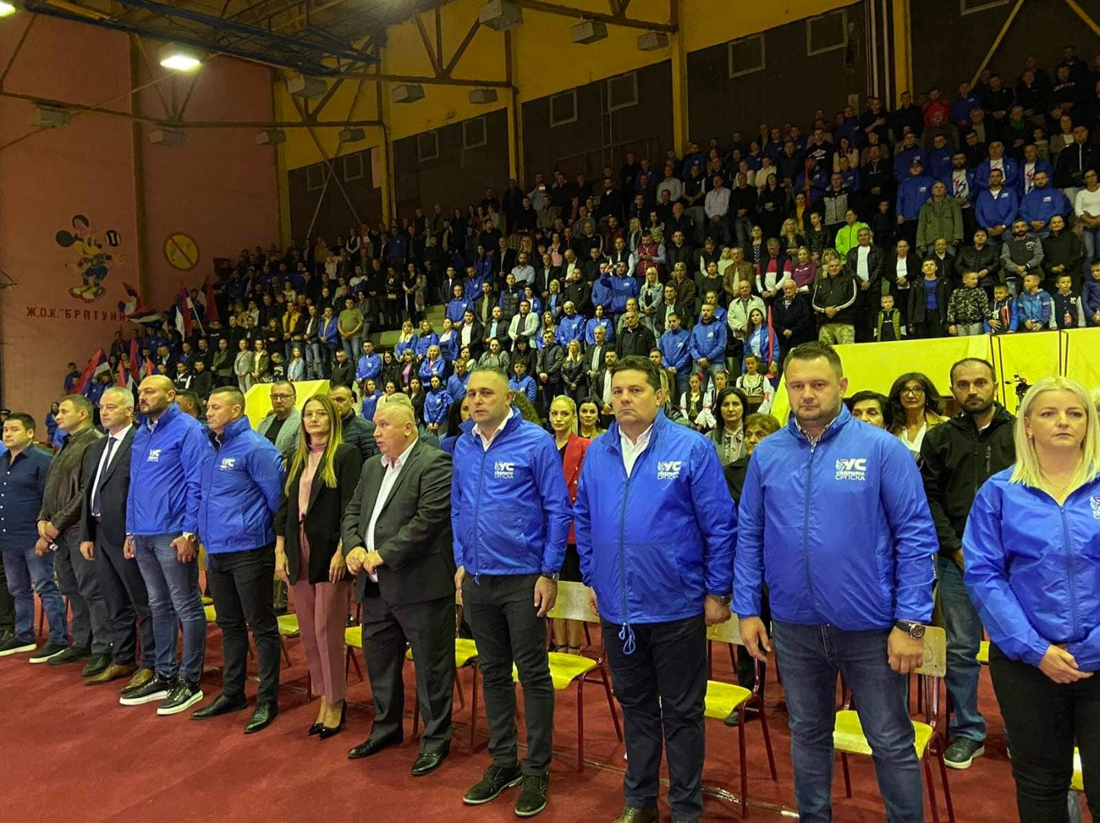 "UJEDINJENA SRPSKA JE VEĆ SAD POBJEDNIK IZBORA" Tribina Ujedinjene Srpske u Bratuncu napunila Sportsku dvoranu (FOTO)