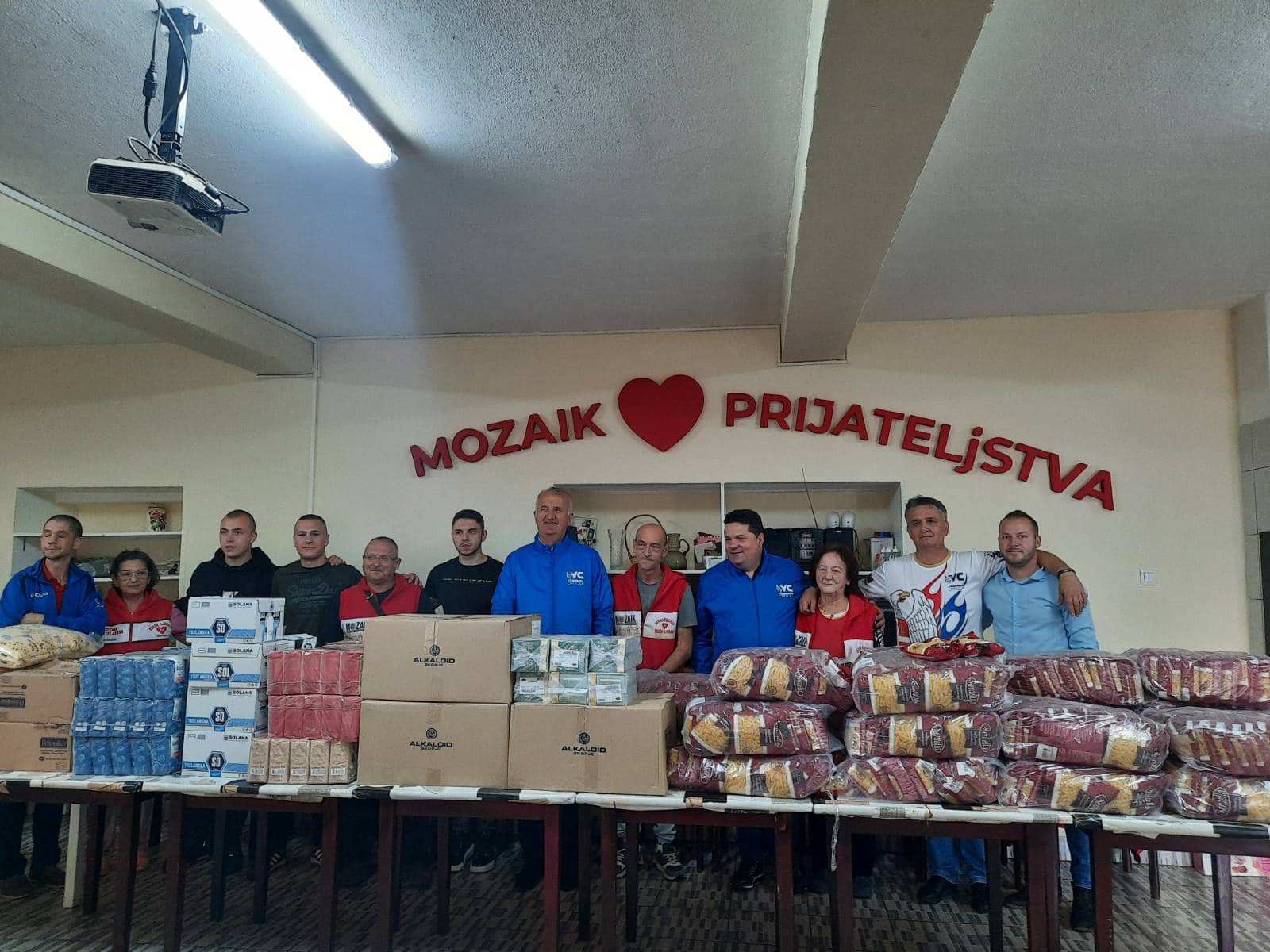 HUMANOST NA DJELU Ujedinjena Srpska Mozaiku prijateljstva donirala veću količinu hrane i preparata za ličnu higijenu (FOTO)
