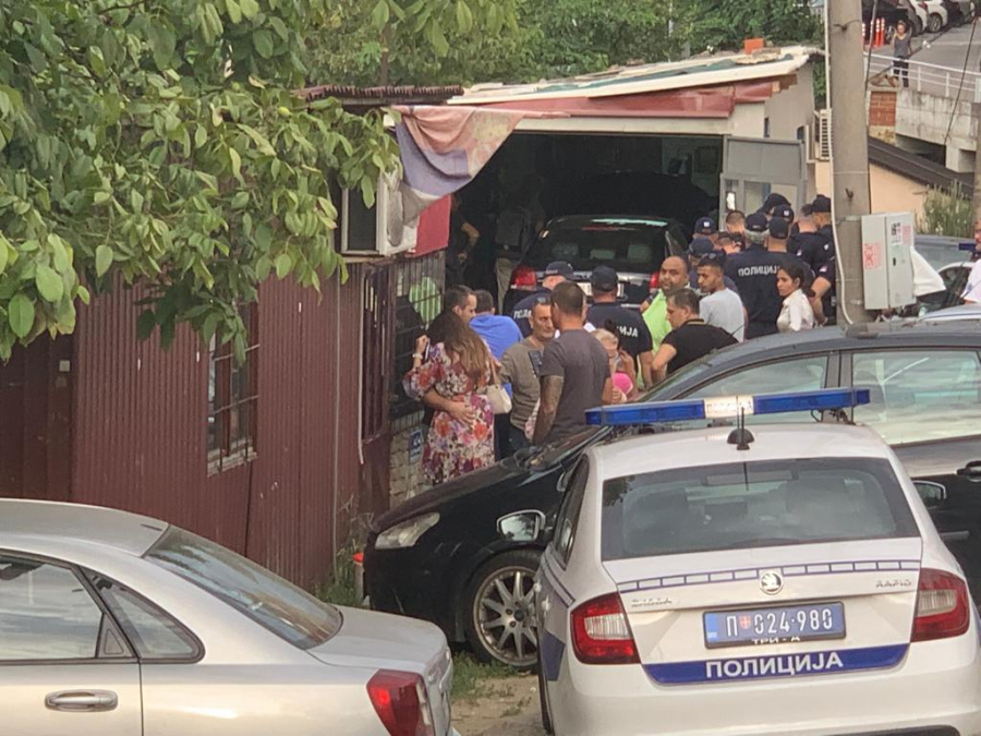 POLICIJA PREGOVARA SA NAPADAČEM! Drama na Karaburmi i dalje traje: Mladić automehaničaru stavio nož pod grkljan, svi očajni preklinju otmičara da poštedi žrtvu (FOTO/VIDEO)