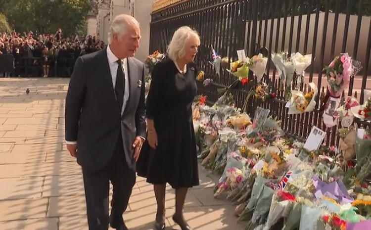 Kralj Čarls i Kamila stigli u Bakingemsku palatu