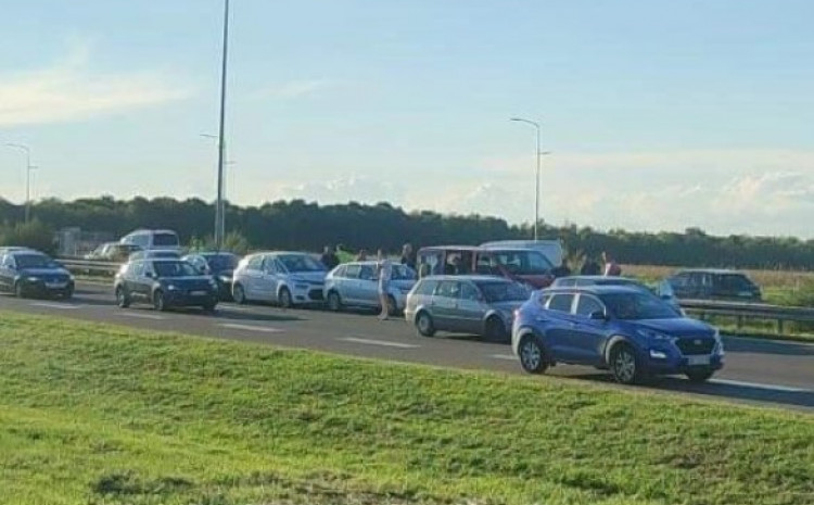 LANČANI SUDAR NA AUTO-PUTU U saobraćajnoj nezgodi učestvovalo 6 automobila (VIDEO)