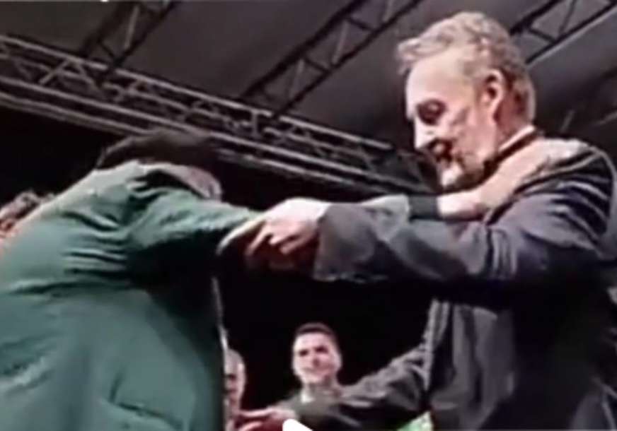 JAVNOST ZGROŽENA I OGORČENA Pogledajte snimak sramotnog ponašanja Izetbegovića: Deda sa štapom se jedva popeo na binu samo da ga zagrli, Bakir ga bahato odgurno od sebe (VIDEO)
