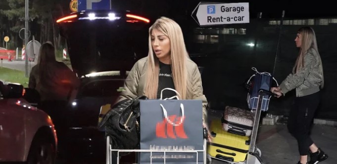 DALILA SE VRATILA IZ NJEMAČKE, KOFERI SAMO ŠTO NE POPUCAJU Starleta stigla na aerodrom, u bijesnom autu čekao je poznati muškarac (FOTO)