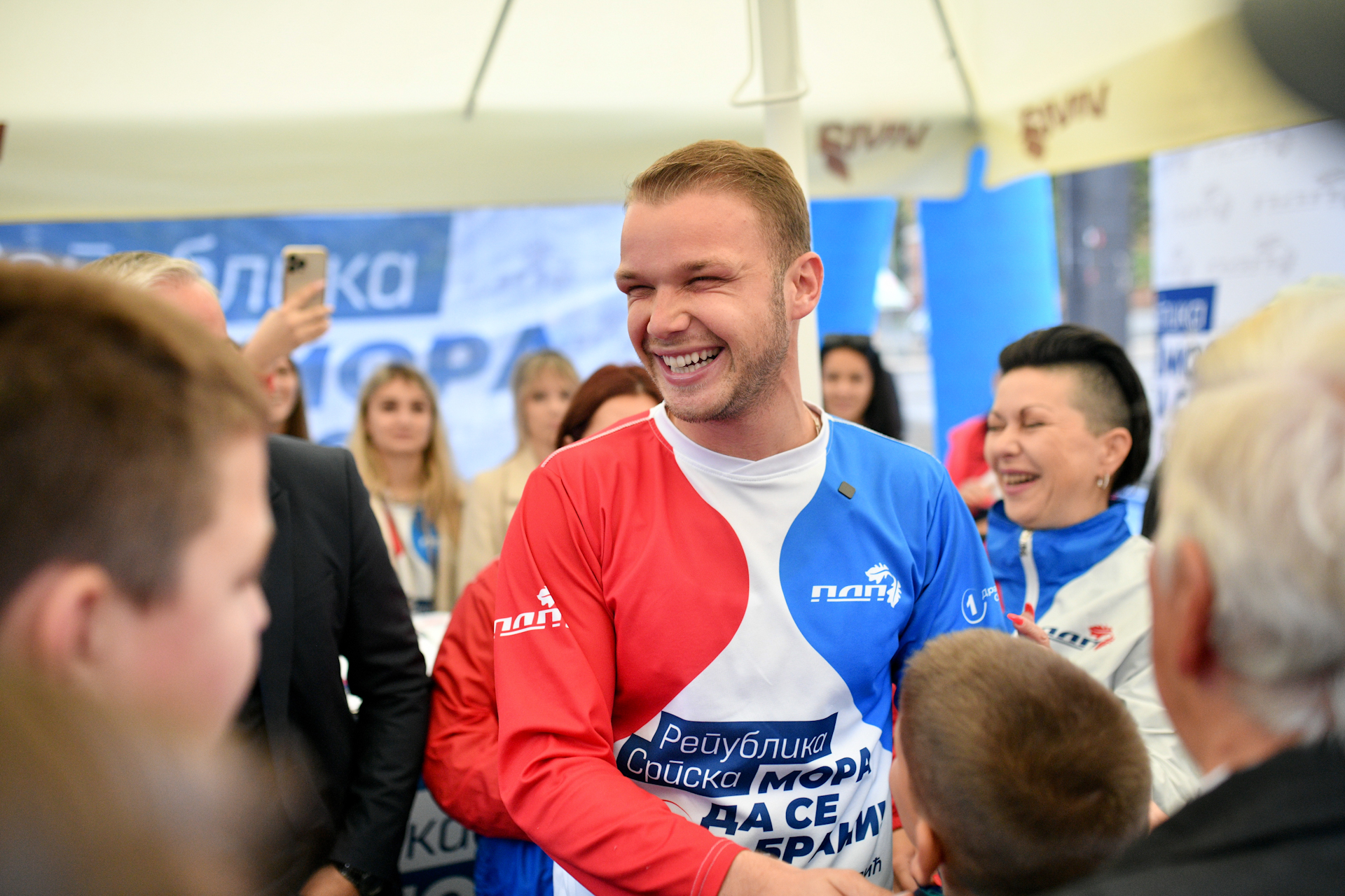 U DRAŠKOV TIM BI I "STARO I MLADO" Druženje sa Stanivukovićem na Trgu Krajine privuklo veliki broj građana, a on ih obradovao ovim poklonom (FOTO)