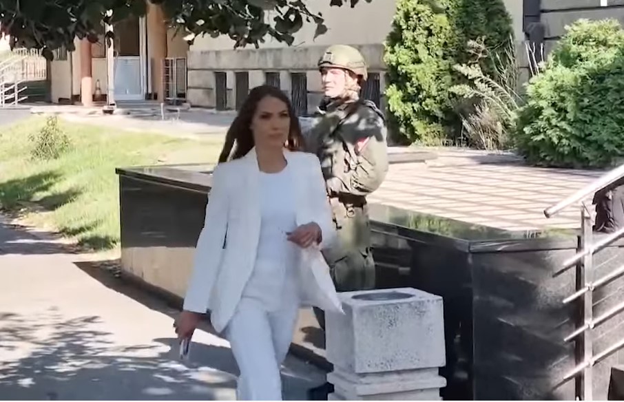 NASTAVLJENO SUĐENJE DIJANI HRKALOVIĆ Pojavila se sva u bijelom, izneseni transkripti komunikacije: "Nigdje se ne spominje Hrkalović"