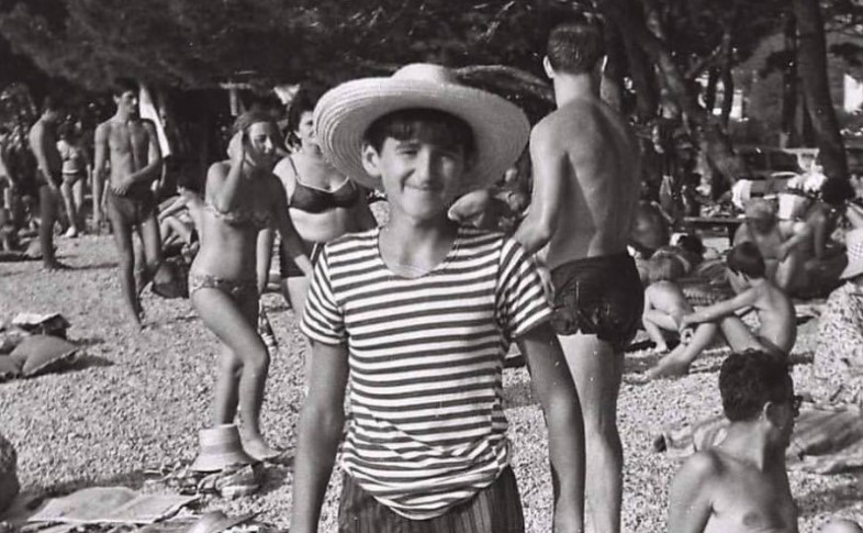 PREPOZNAJETE LI DJEČAKA SA SLIKE? Roditelji su za njega imali druge planove, ali on je želio samo jedno i danas je među najboljima u svom poslu (FOTO)