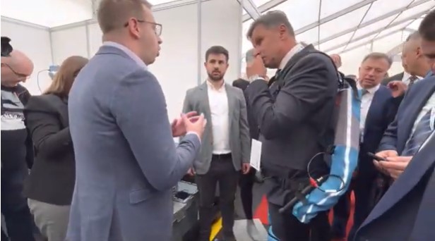 NOVALIĆ DIGAO GAJBU I ODUŠEVIO POSJETIOCE SAJMA Premijer FBiH u Tešnju, isprobava mehanizme za dizanje tereta (VIDEO)