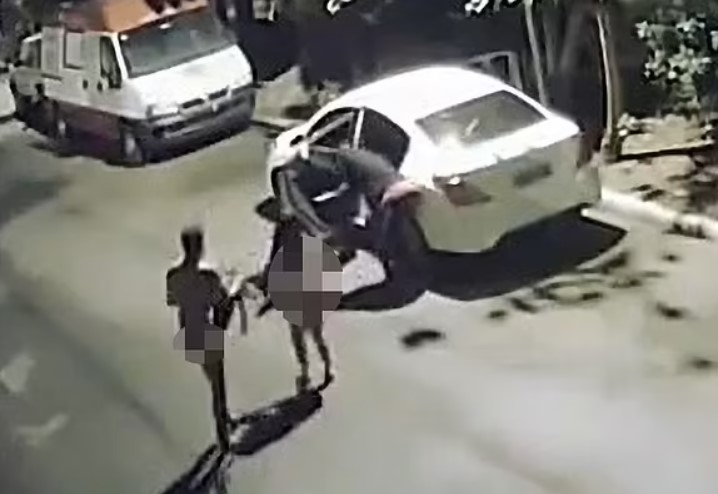 PLJAČKA U NEZGODNOM TRENUTKU Par vodio ljubav na zadnjem sjedištu, lopovi ih izbacili gole i ukrali im auto (VIDEO)