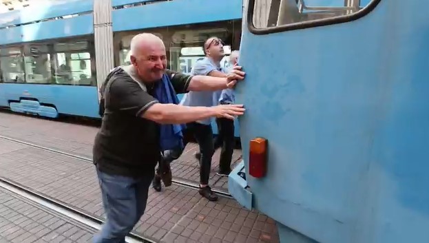 Građani gurali tramvaj u centru Zagreba, neko je stajao i snimao (VIDEO)