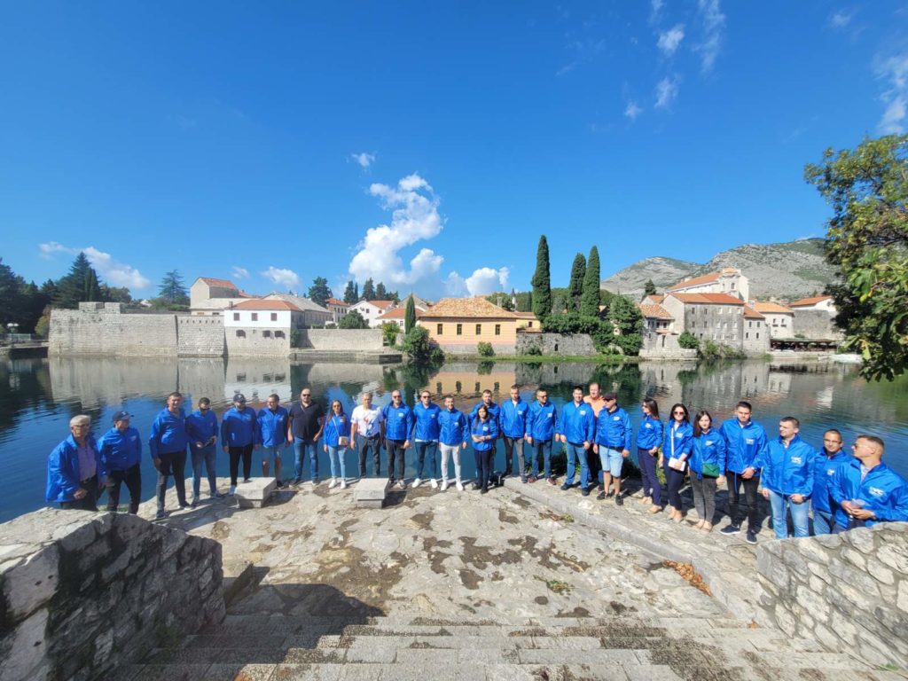HERCEGOVINA JE DANAS OBOJENA U PLAVO Kandidati Ujedinjene Srpske organizovali druženje sa građanima Trebinja (FOTO)
