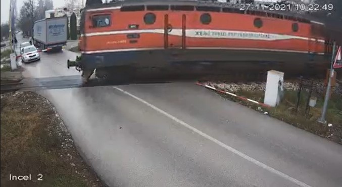 VOZ UDARIO KAMION NA KRUŽNOM PRELAZU KOD INCELA Vozač se spasio u zadnji tren (FOTO)