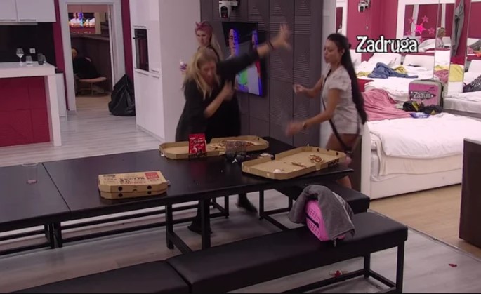 GORI "ZADRUGA 6", A TEK ŠTO JE POČELA Maja Marinković i Jelena Golubović razmijenile najstrašnije uvrede, "nastradala" i baba (VIDEO)