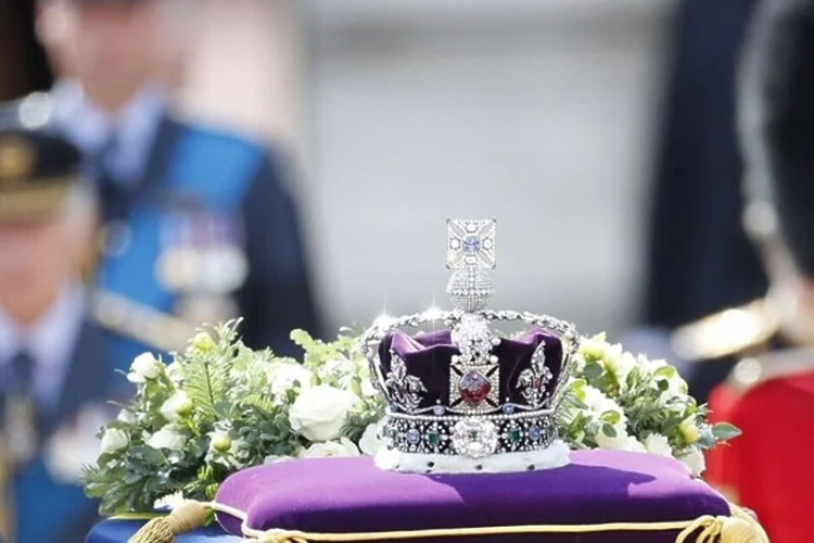 DETALJ KOJI JE PRIVUKAO PAŽNJU Na kovčegu kraljice Elizabete nalazi se kruna s 2.686 dijamanata