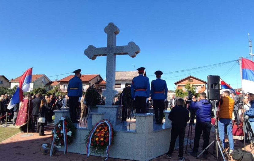 UBIJENO 56 CIVILA: Položeni vijenci i služen pomen za stradale u hrvatskoj agresiji (FOTO)