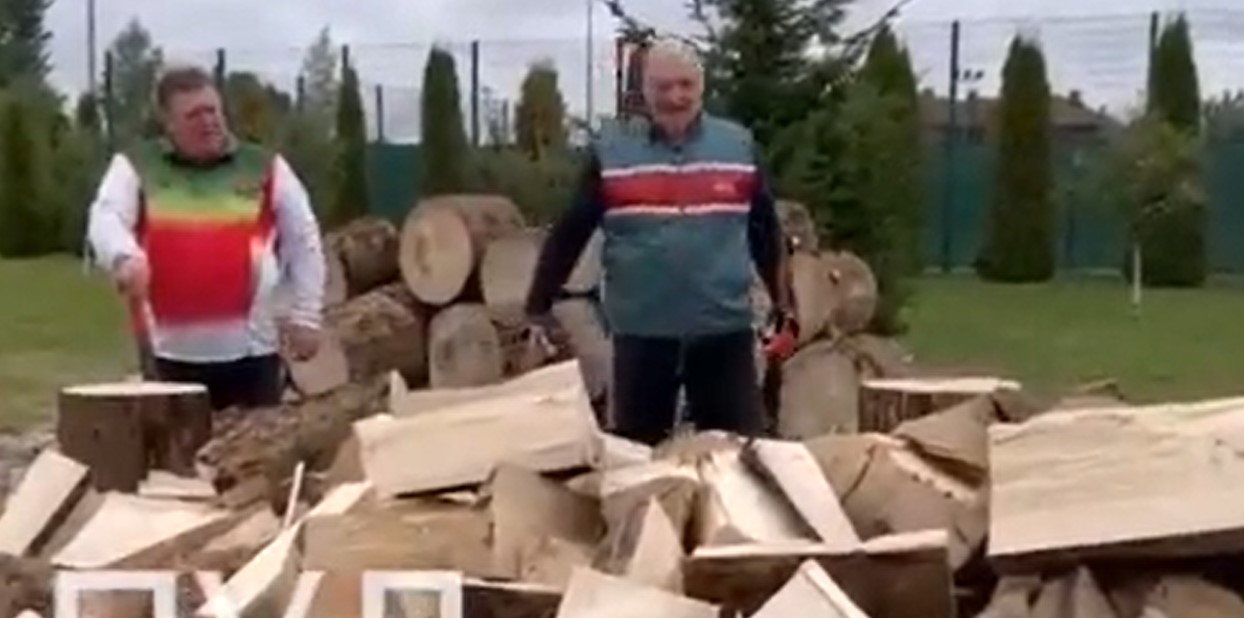 LUKAŠENKO SE NARUGAO EVROPI Objavio snimak kako cijepa drva i "pomaže svojoj braći"