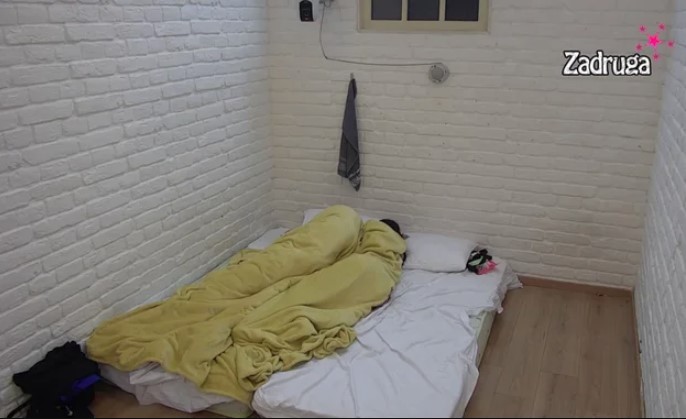 SAMO CENTIMETRI IH DIJELE Marko i Anita u izolaciji, pribili se jedno uz drugo (VIDEO)