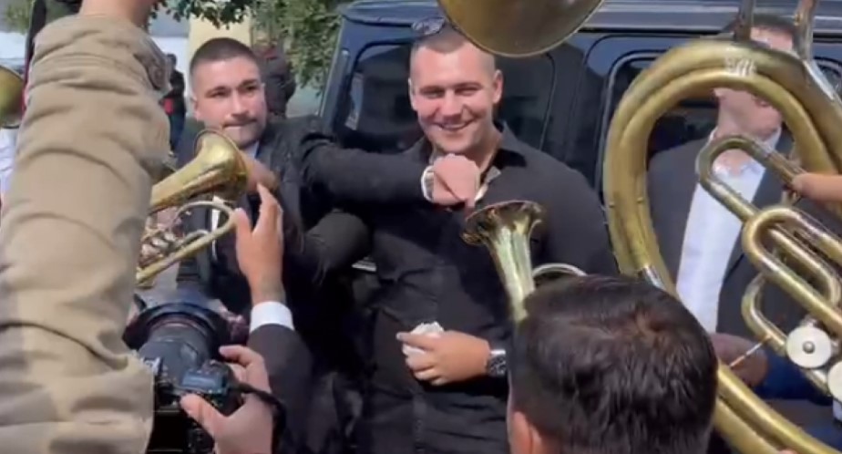 OTKRIVENO KAKO ĆE SE ZVATI SIN MIRKA I BOJANE Pjevač se slučajno izlanuo pred gostima, a ime je oduševilo sve prisutne