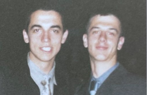 ONI BILI NAJBOLJI DRUGARI, ONE SU ZAKLETI POLITIČKI NEPRIJATELJI Znate li čiji su muževi na ovoj fotografiji? (FOTO)