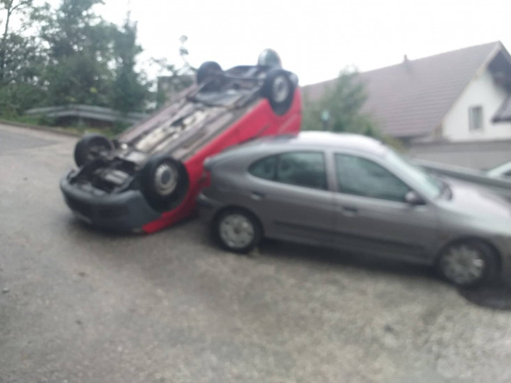 HAOS U SARAJEVU Uništeni automobili, jedan završio na krovu