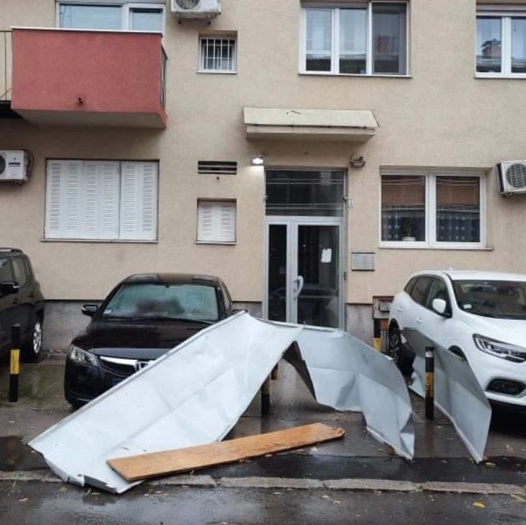 NEVRIJEME U BEOGRADU Krošnja pala na trolejbus, vjetar nosio limene krovove (FOTO)