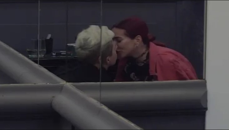 MISLILE SU DA IH NIKO NE VIDI Poljubile se Matora i Ivana: "Šta će moja mama misliti o ovome?" (VIDEO)