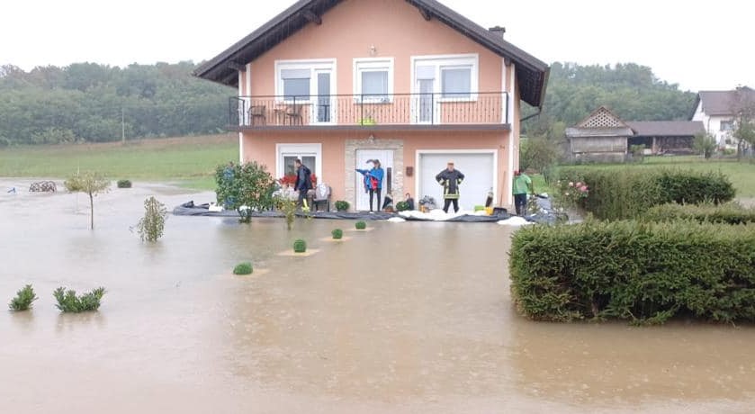 KIŠA JE STALA, ALI VODOSTAJ NE OPADA: U Ozlju zatvorena četiri puta, voda ušla u podrume (FOTO/VIDEO)