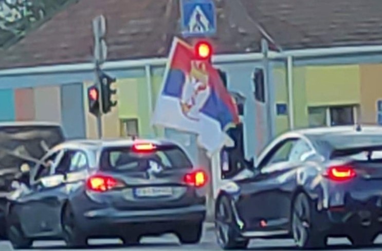 SRBI U VUKOVARU PONOVO META MALTRETIRANJA Mladić u svatovima raširio srpsku zastavu pa "popasao" kaznu (FOTO)