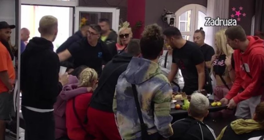 HAOS U "BELOJ KUĆI", PRŠTI PERJE NA SVE STRANE Zadrugari zaratili zbog hrane - pala kiša uvreda