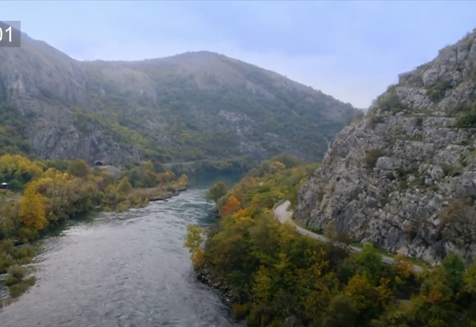 MEĐU NJIMA I BEBA Jeziva nesreća kod Jablanice: Tročlana porodica sletjela u Neretvu