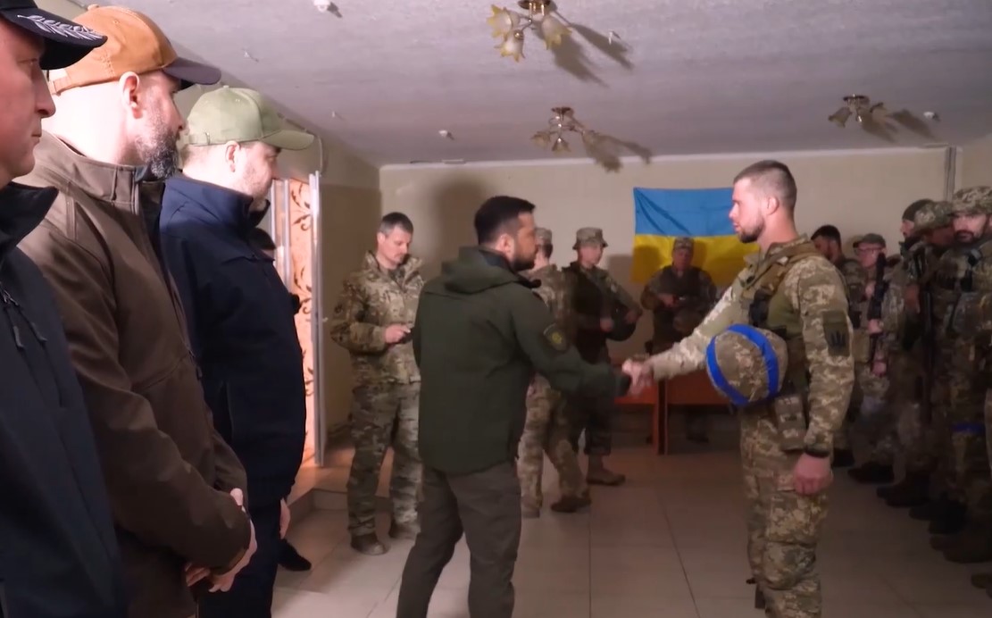 ZELENSKI POSJETIO OSLOBOĐENI GRAD U REGIJI HARKOVA Ukrajinski predsjednik optimističan: Naša zastava će se vijoriti u svakom gradu i selu