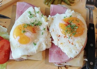 DORUČAK SERVIRAN NA - LOPATI Dekorateri hrane "prešli igricu", šta je sljedeće? (FOTO)