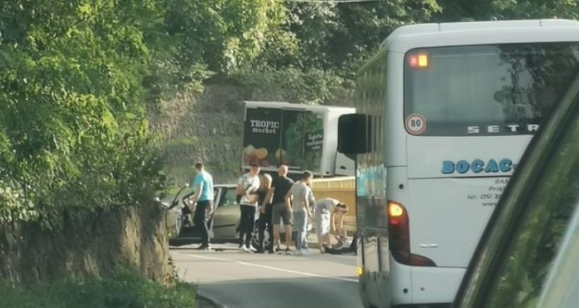 SAOBRAĆAJKA U BANJALUČKOM NASELJU REBROVAC U oštroj krivini sudarili se automobil i autobus (FOTO)
