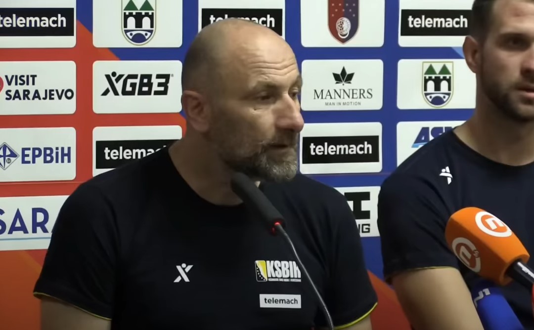 MNOGI GLEDAOCI OSTALI ZBUNJENI Zašto FIBA selektora BiH Adisa Bećiragića potpisuje kao Aziza Bekira?