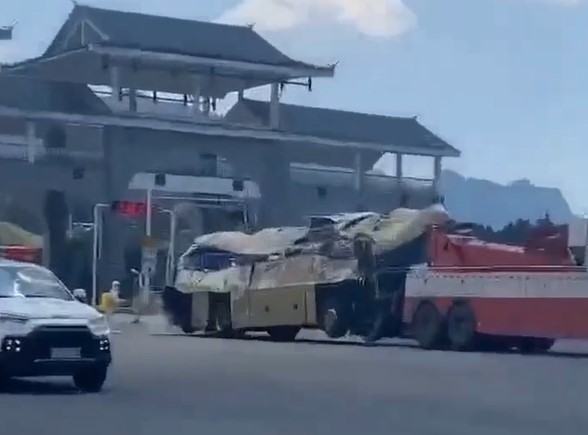 STRAVIČNA NESREĆA U KINI SA KOBNIM ISHODOM U prevrtanju autobusa poginulo 27 ljudi (VIDEO)