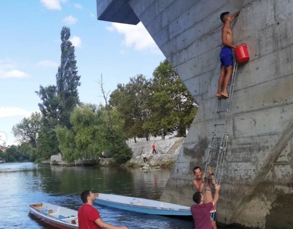 "NE NOSE SVI HEROJI PLAŠT" Hrabri momci iz Dajak kluba Banja Luka spasili mačku iz Vrbasa (VIDEO)