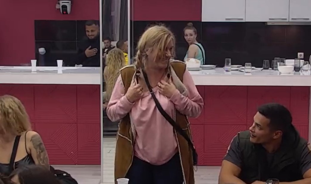 (18+ VIDEO) SIJEVNULE GOLE GRUDI JELENE GOLUBOVIĆ Zadrugarka ponovo šokirala ukućane potezom - svi ostali bez teksta