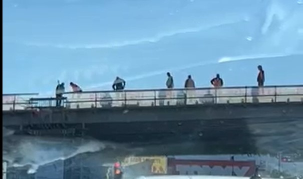 BALKANSKA POSLA Snimak radova na nadvožnjaku postao viralan, pogledajte i zašto (VIDEO)