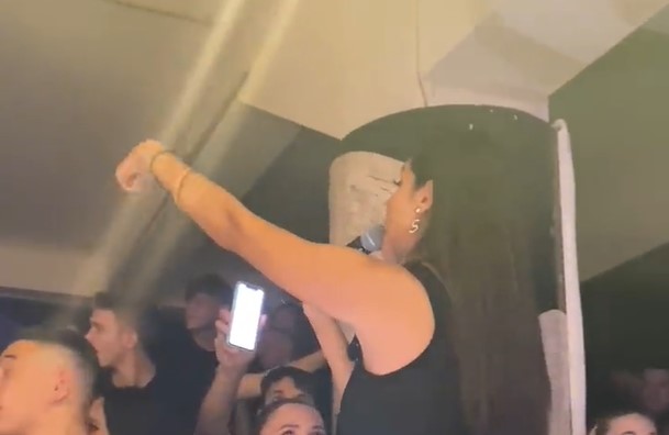 TANJA SAVIĆ TRAŽILA DA IZBACE DEČKA IZ PUBLIKE Pjevačica odmah reagovala na nedolično ponašanje mladića (VIDEO)
