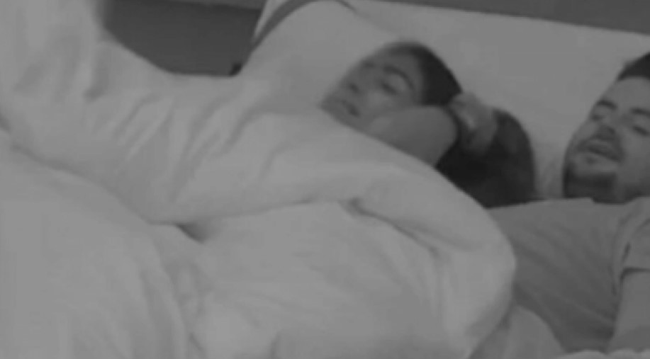 PAO PRVI SE*S U ZADRUZI 6 Lil Boks zaveo Uršu i odvukao je u dubine "jorgan planine" - poslije akcije ona mu bacila "pet" (+18 VIDEO)