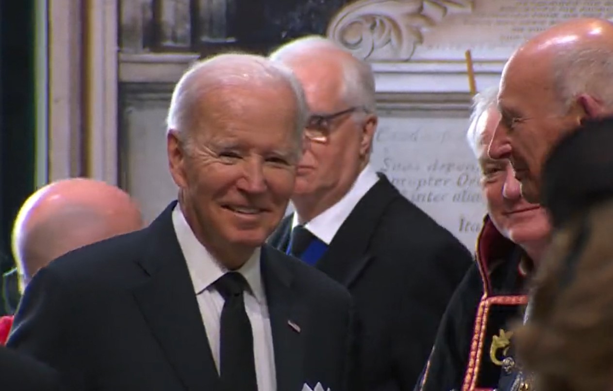 BRITANIJA BRUJI ZBOG NEPRIKLADNOG BAJDENOVOG PONAŠANJA Američki predsjednik se "kezio od uva do uva" na sahrani Elizabete II (VIDEO)