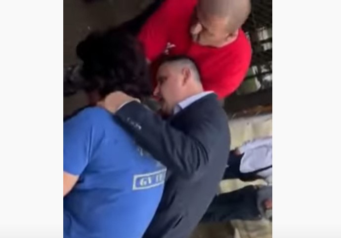 "VLADO ĐAJIĆ SPASAVA ŽENU KOJA SE PREJELA" Nesvakidašnja intervencija doktora - odlučio da primijeni starinsku metodu protiv gušenja (VIDEO)
