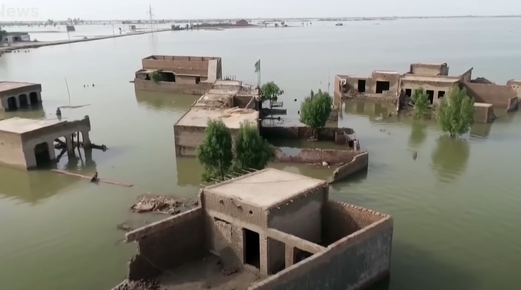 STRAVIČNE POPLAVE UZIMAJU DANAK Preko 2 miliona Pakistanaca zaraženo raznim bolestima