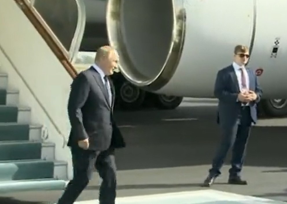 NIKO NE SMIJE DA PRIĐE PUTINU Ponašanje ruskog predsjednika na aerodromu u Uzbekistanu okarakterisano kao "čudno" (VIDEO)