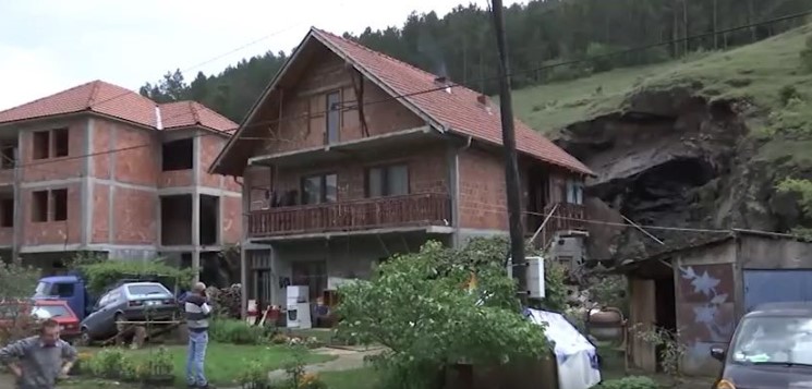 "DUGO ĆU KAO MAJKA JAUKE DJECE DA PAMTIM" Brdo se obrušilo na kuću Radovanovića, mlađe dijete u krevecu propalo kroz rupu