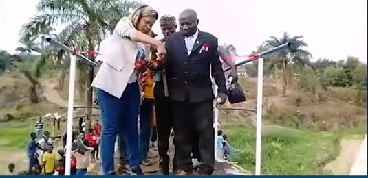 NEVJEROVATAN SNIMAK IZ KONGA Srušio se tek izgrađeni most u momentu kad je sječena svečana vrpca
