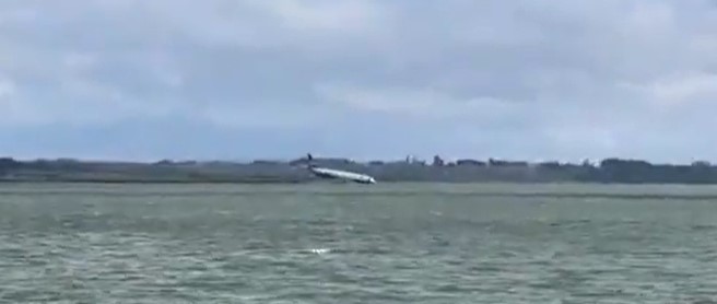 OVO SE RIJETKO VIĐA Avion promašio pistu, srušio se u jezero (FOTO/VIDEO)