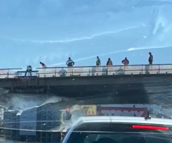OVAKO SE TO (NE) RADI NA BALKANU Snimak postao hit na mrežama: Jedan radi, šest nadgleda (VIDEO)