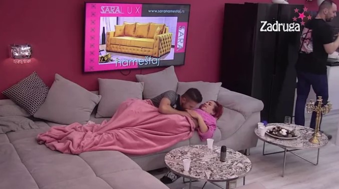 NA KORAK DO VRELE AKCIJE! Ivana i Lil Broks izgubili kontrolu, dohvatili se nasred pušionice! (VIDEO)