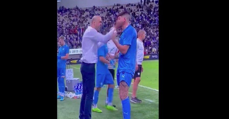 INCIDENT NA UTAKMICI Selektor Izraela ošamario fudbalera, pa se pravdao: "To je bilo milovanje" (VIDEO)